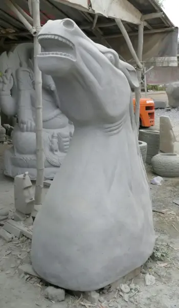 Product image 3 of the product “Head of a Horse made from Riverstone, looking up. 203,5cm Height. ”